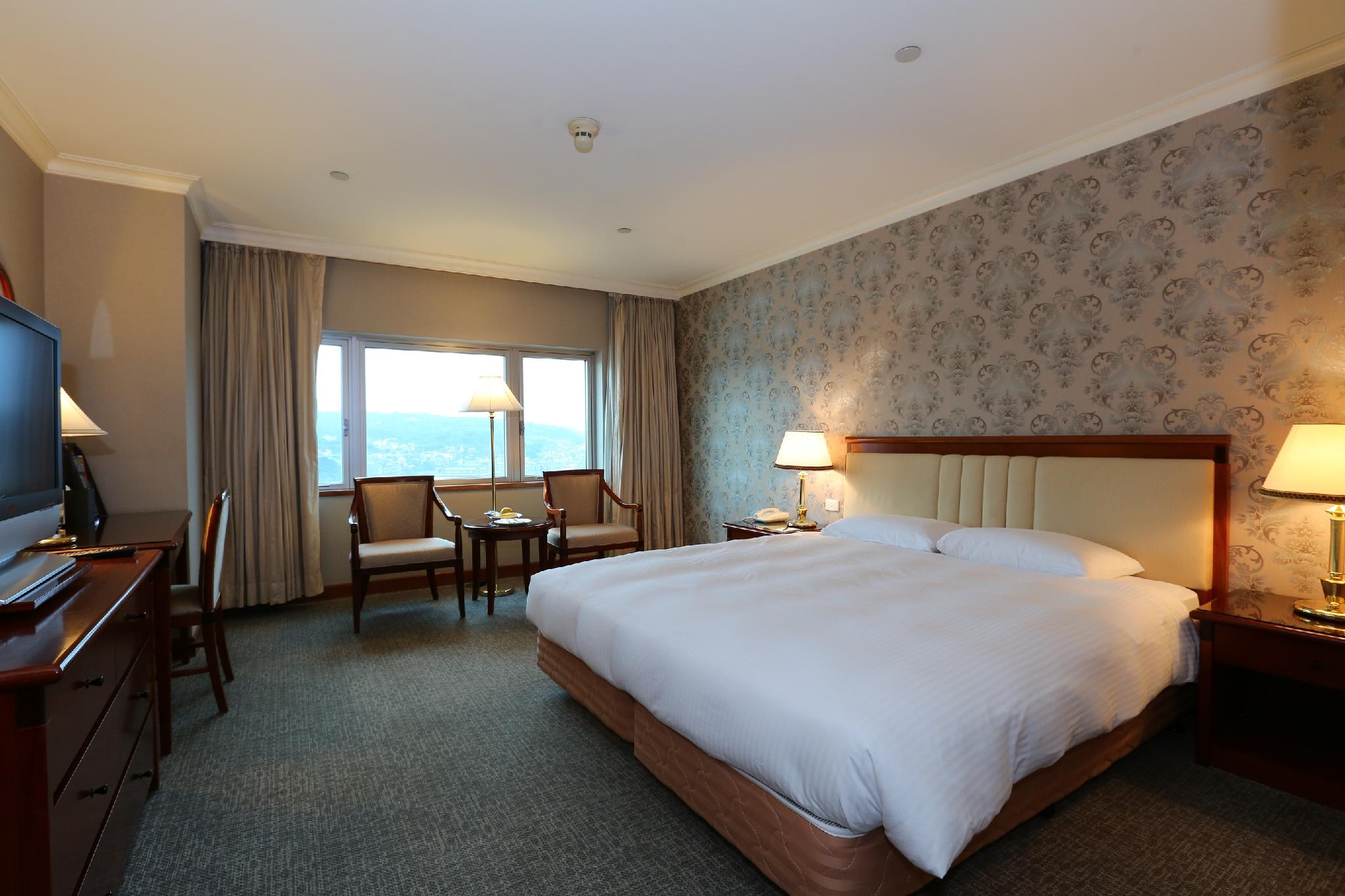 Evergreen Laurel Hotel Keelung: 침대와 실내 배치가 보이는 실제 객실 예시