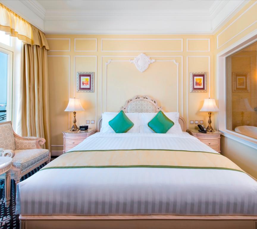 Harbourview Hotel 공급사 객실 사진: 침대·안락의자·창문·유리 너머 욕실