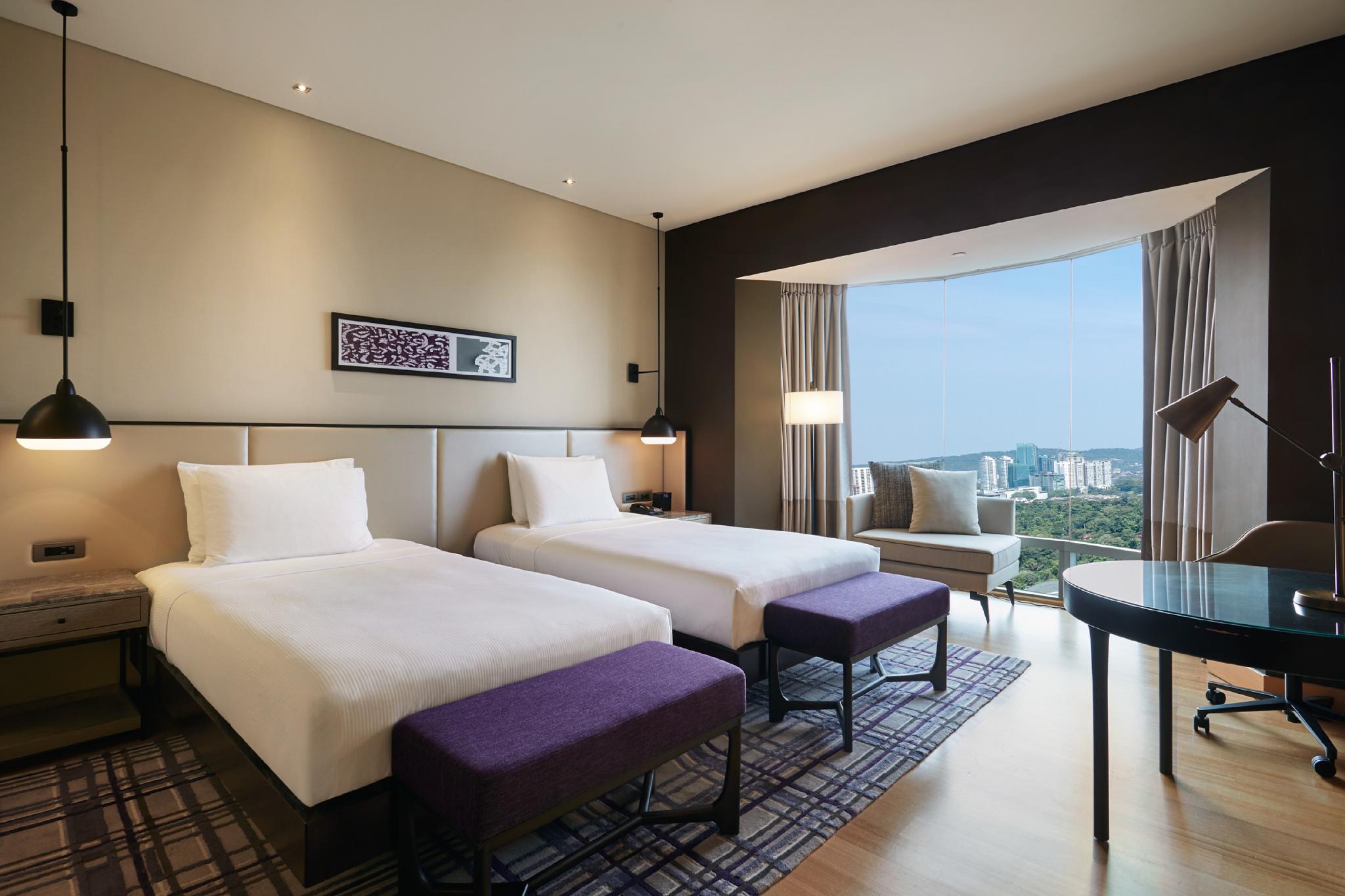 Hilton Kuala Lumpur: 두 침대·창문·좌석과 원형 테이블이 보이는 객실