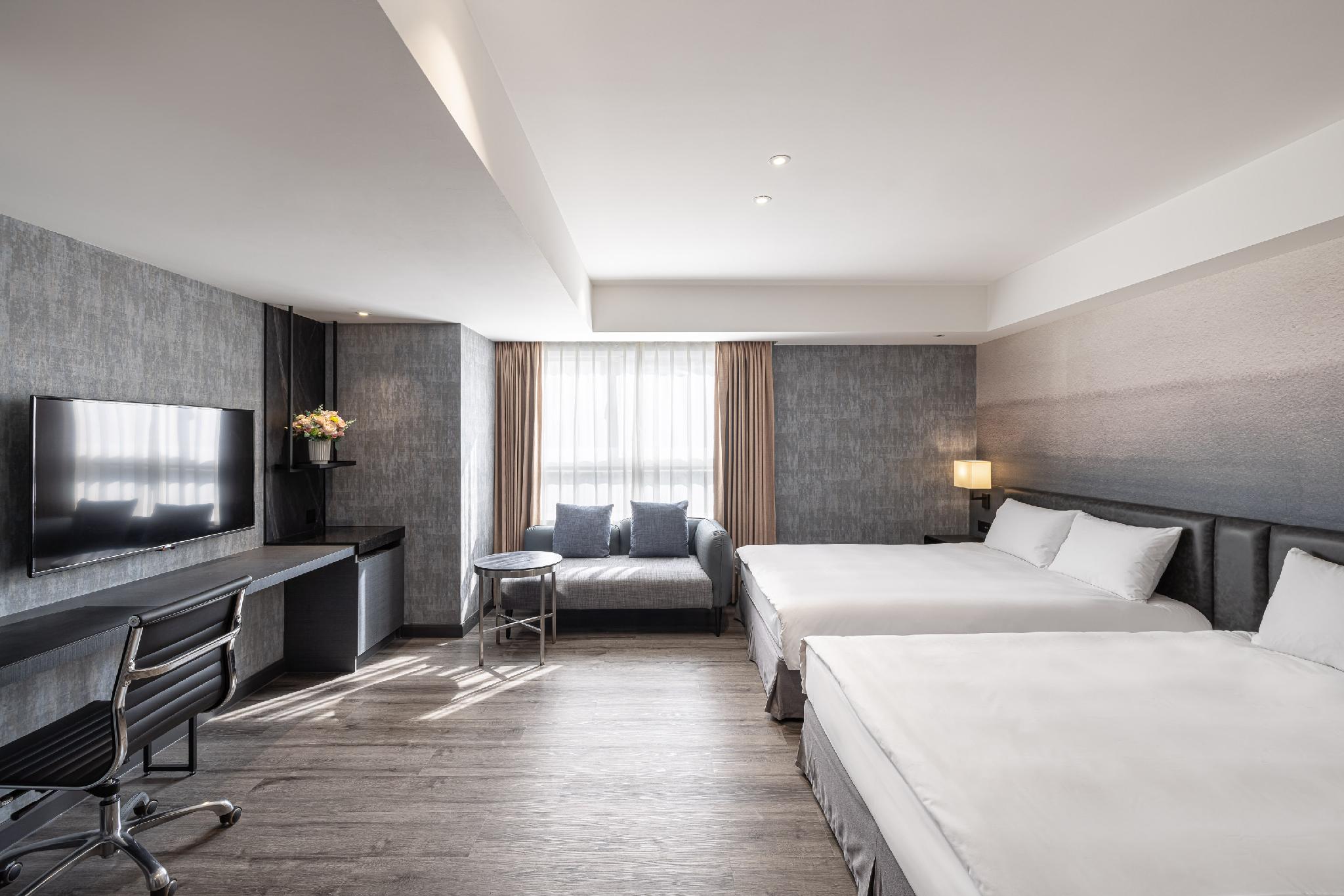 Lakeshore Hotel Metropolis: A room with two large beds, a desk, sofa and window