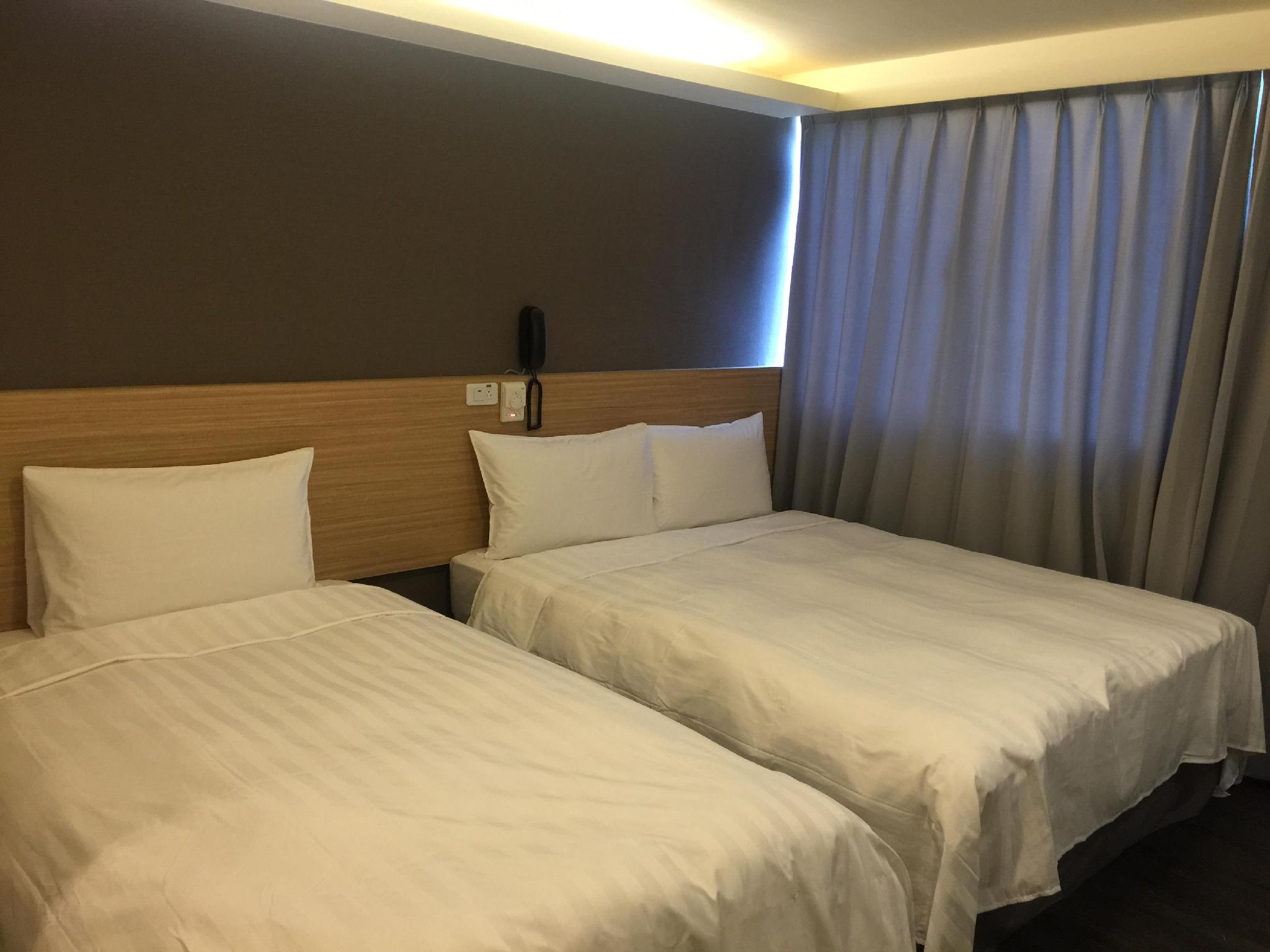 Chance Hotel: 분리된 침대 두 개·나무 헤드보드·커튼이 있는 객실