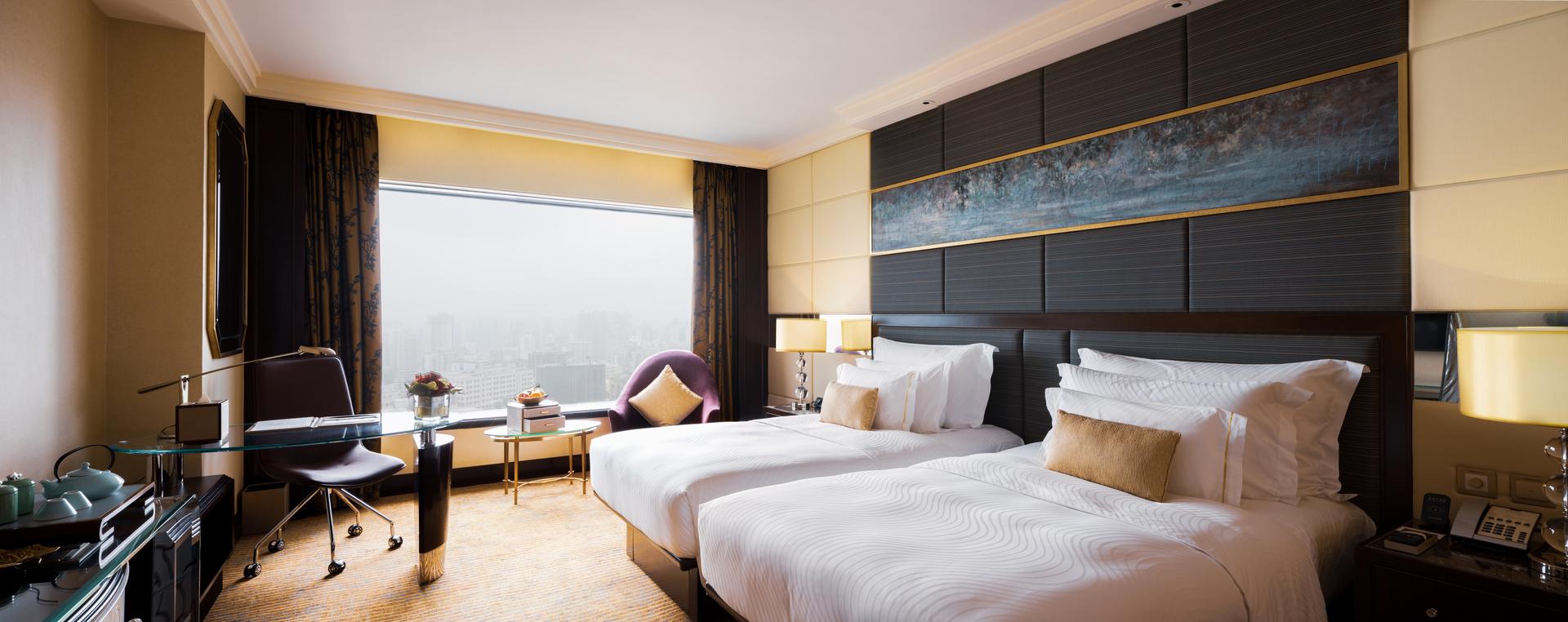 StarWorld Hotel 공급사 객실 사진: 침대 두 개·큰 창문·책상과 좌석
