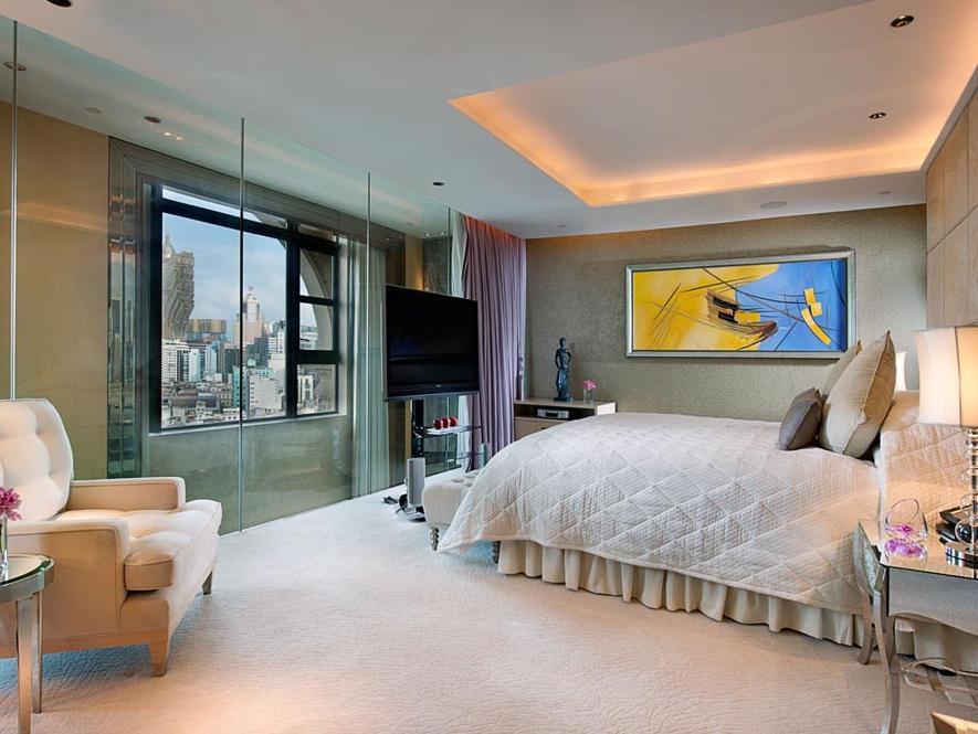 Sofitel Macau at Ponte 16 공급사 객실 사진: 침대·창문·TV·안락의자와 유리 칸막이