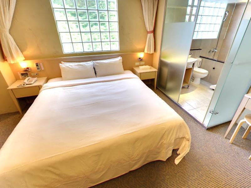 Blue Ocean Hotel / 蔚藍海景旅店: 침대와 실내 배치가 보이는 실제 객실 예시