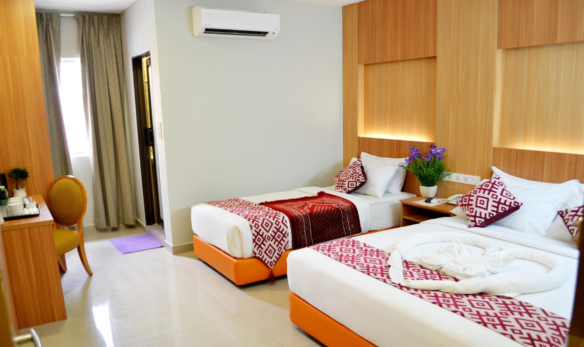 Easy Hotel KL Sentral: 두 침대·책상과 창문이 보이는 객실