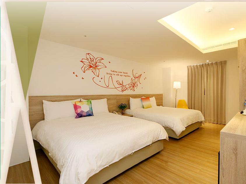 第五季國際旅店 / Season 5 Inn: 두 침대·목재 바닥과 꽃무늬 벽이 보이는 객실