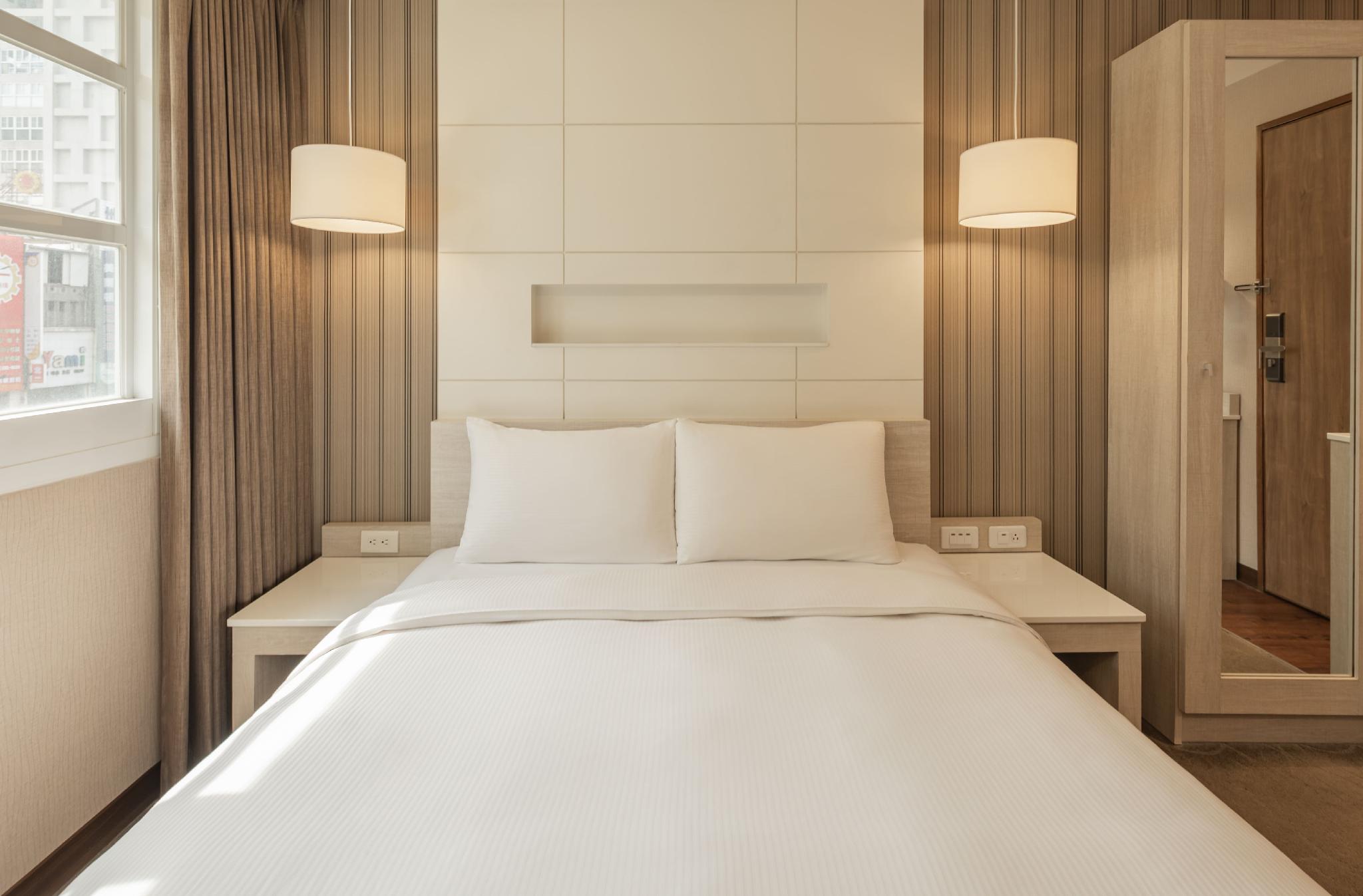 Kindness Hotel – Zhongshan Bade 공급사 객실 사진: 침대·협탁·창문·거울