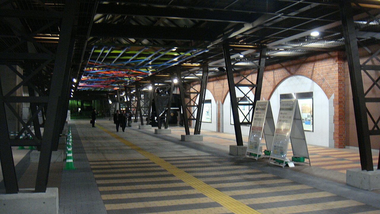 사이타마 철도박물관 입구 밖 지붕 있는 접근 통로, 2010년 사진
