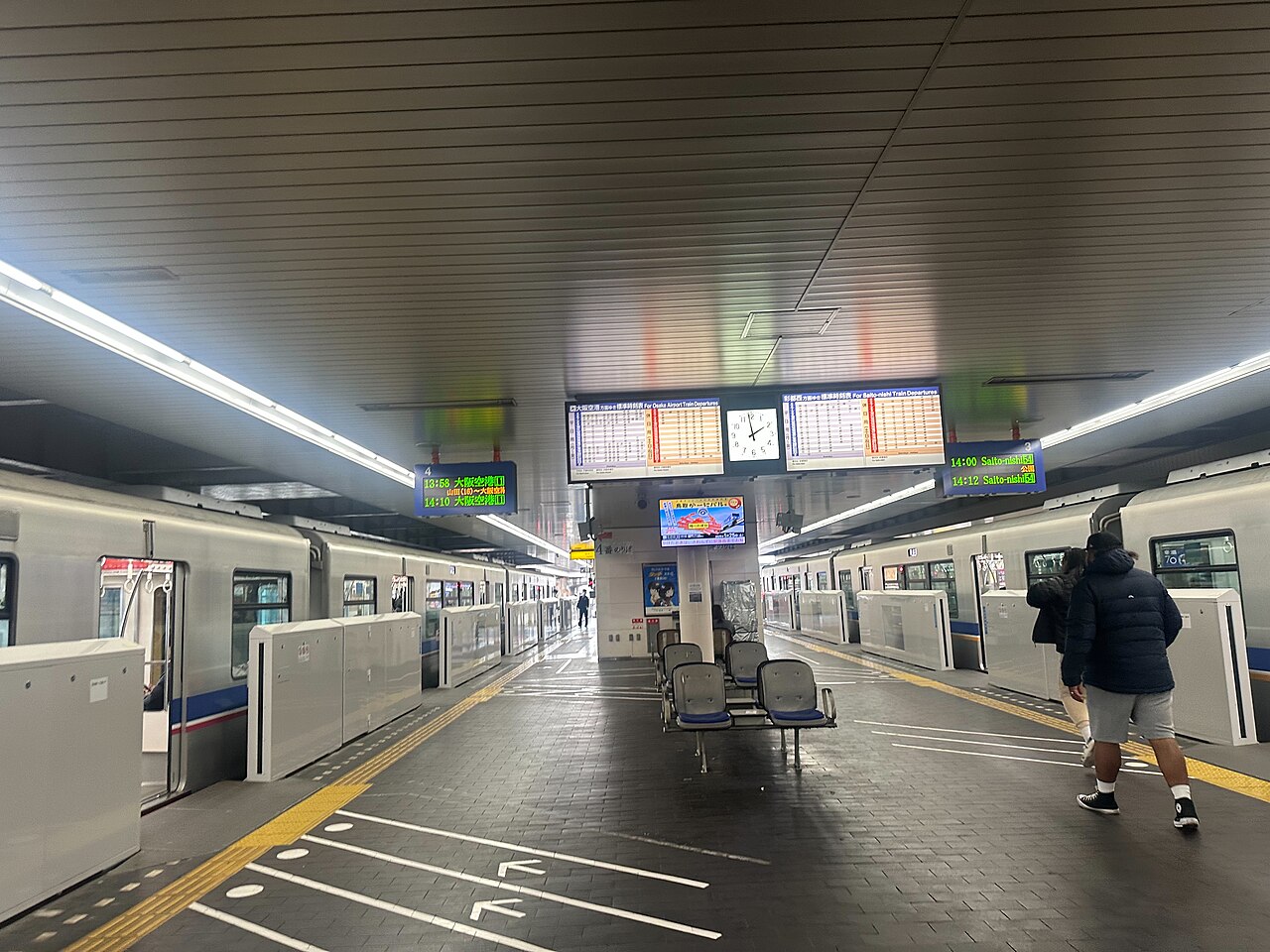 2024년 만박기념공원역 승강장 양쪽의 모노레일과 출발 안내판