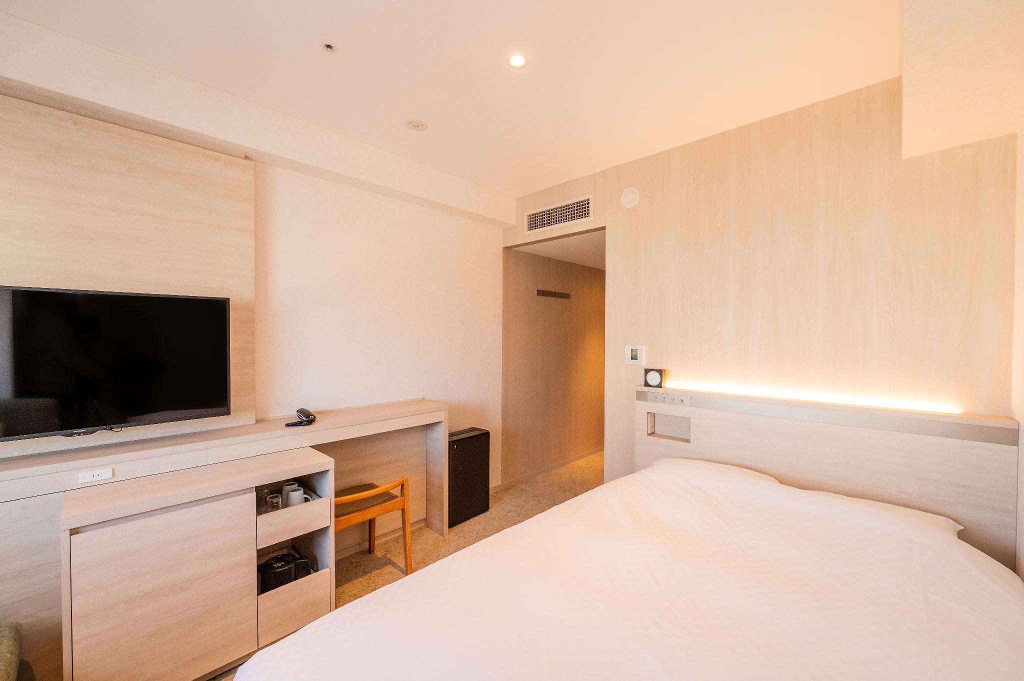 Richmond Hotel Sendai 침대1개·책상·TV와 밝은 객실 공간