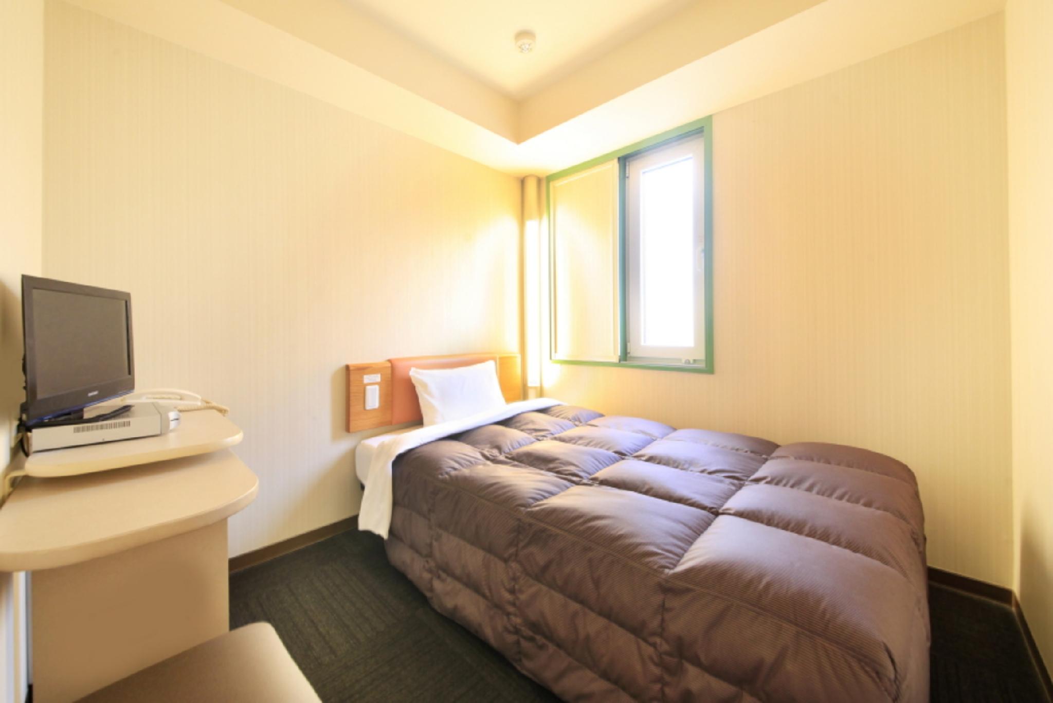 Washington R&B Hotel Sendai Hirosedo-ri Ekimae 침대1개·창문·TV·테이블이 있는 객실 예시
