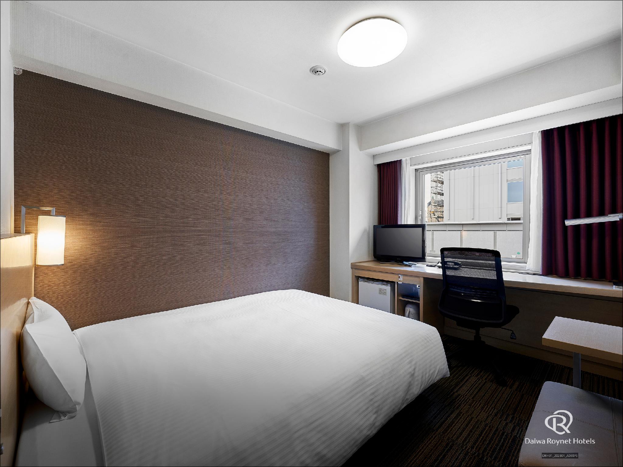 Daiwa Roynet Hotel Sendai 침대1개·책상·TV·창문과 객실 공간, 공급사 워터마크 유지