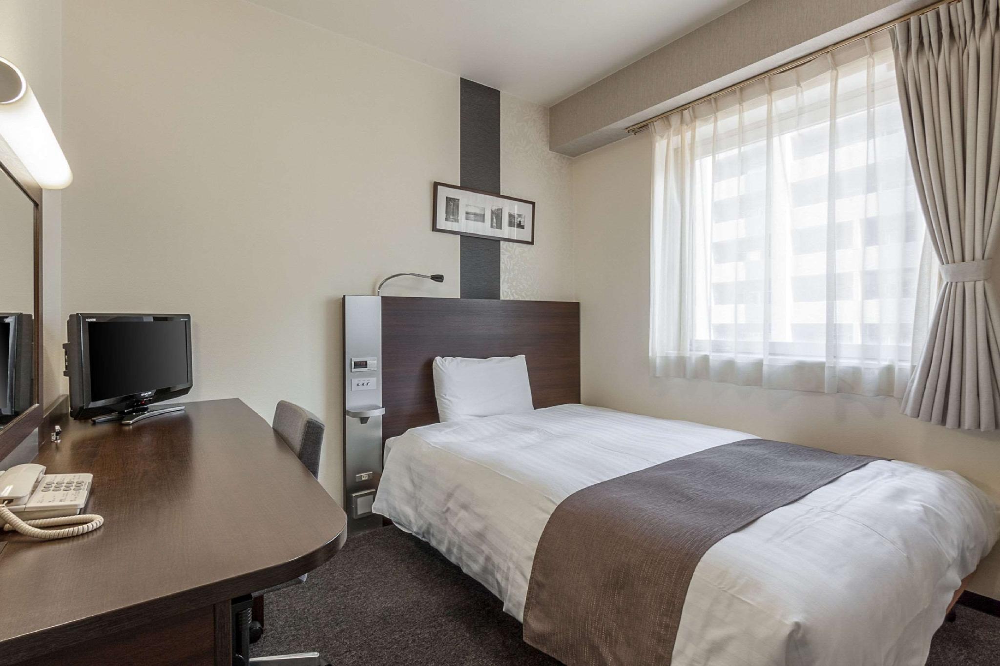Comfort Hotel Sendai East 침대1개·책상·TV·창문과 객실 공간