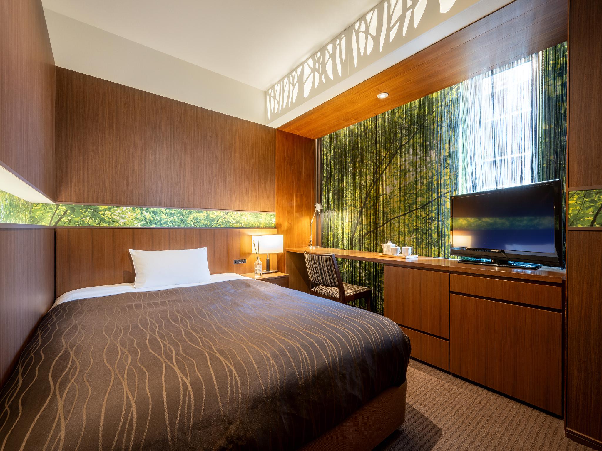 Sendai Washington Hotel 침대1개·책상·TV와 벽면 무늬가 있는 객실