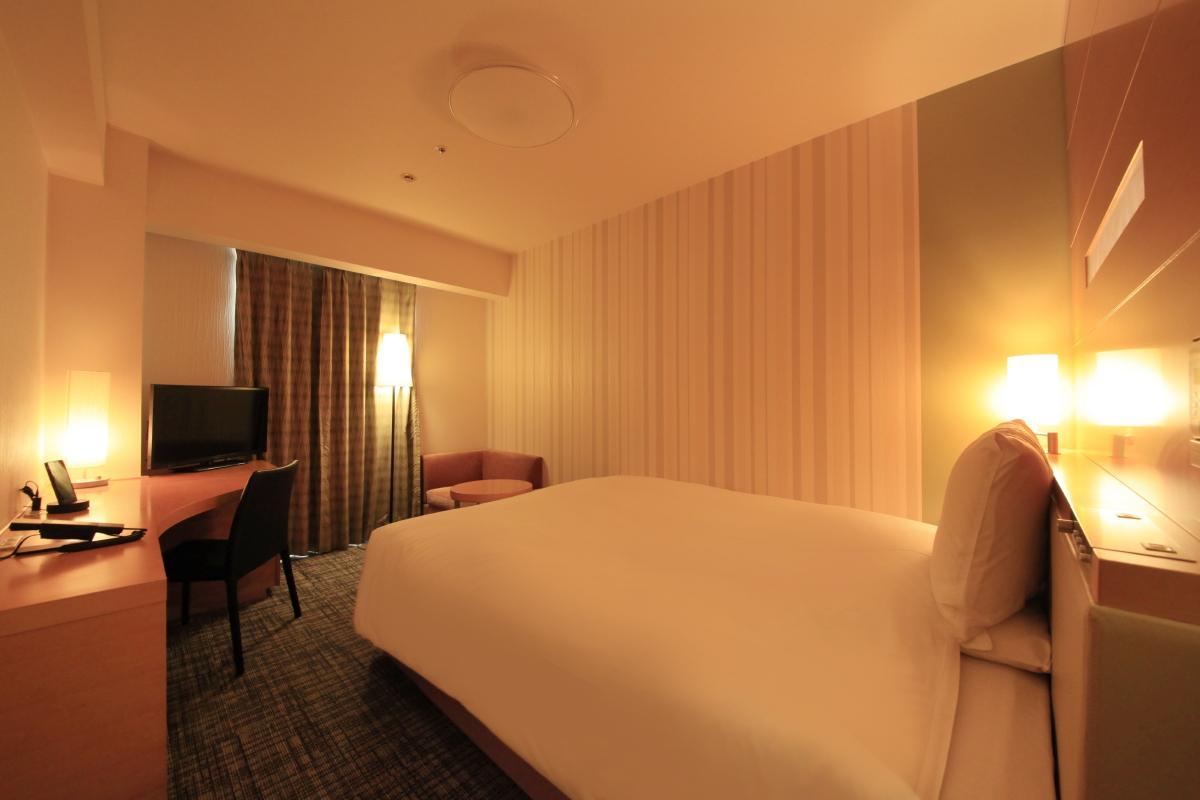 Richmond Hotel Premier Sendai Ekimae 침대1개·책상·TV·창가 좌석과 객실 공간