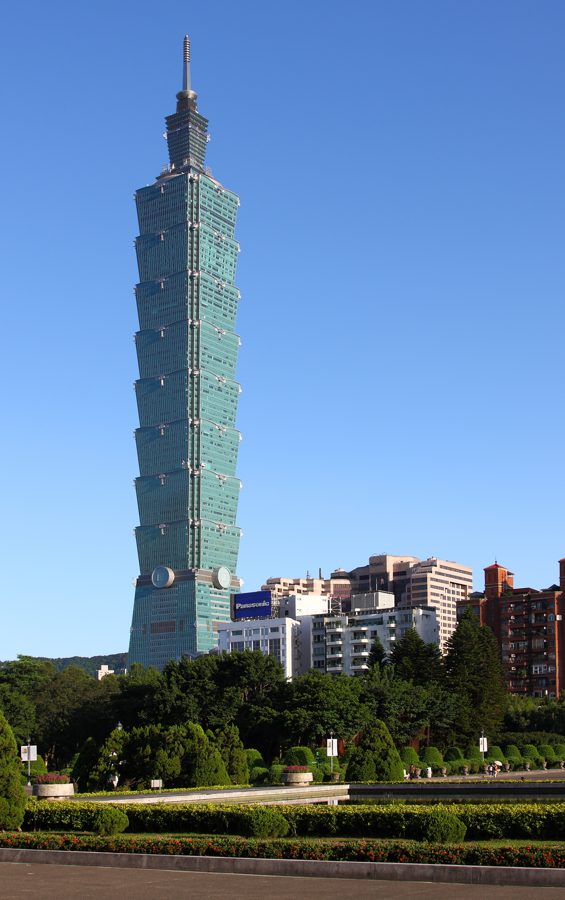 국부기념관 방향에서 본 타이베이 101 건물