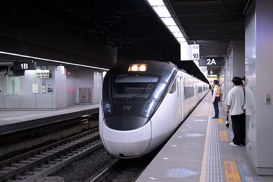 가오슝역에 진입하는 대만철도 EMU3000 자강호